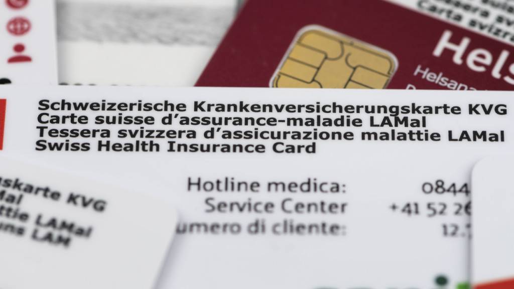 Die Krankenkassenprämien steigen auch 2027 schweizweit an. In Graubünden und Glarus fällt die Steigerung schwächer als im nationalen Durchschnitt aus. (Symbolbild)