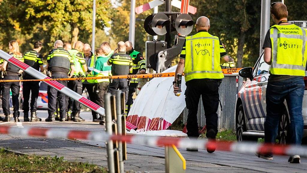 Rettungshelfer an der Unfallstelle am Bahnübergang in Oss, wo an einem Bahnübergang vier Kinder bei einer Kollision mit einem Zug ums Leben kamen.