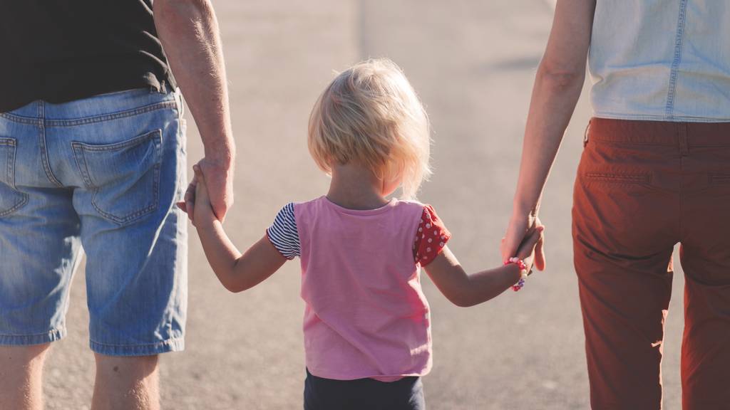 Parlament gegen kantonale Elternzeit-Initiative – Volk entscheidet