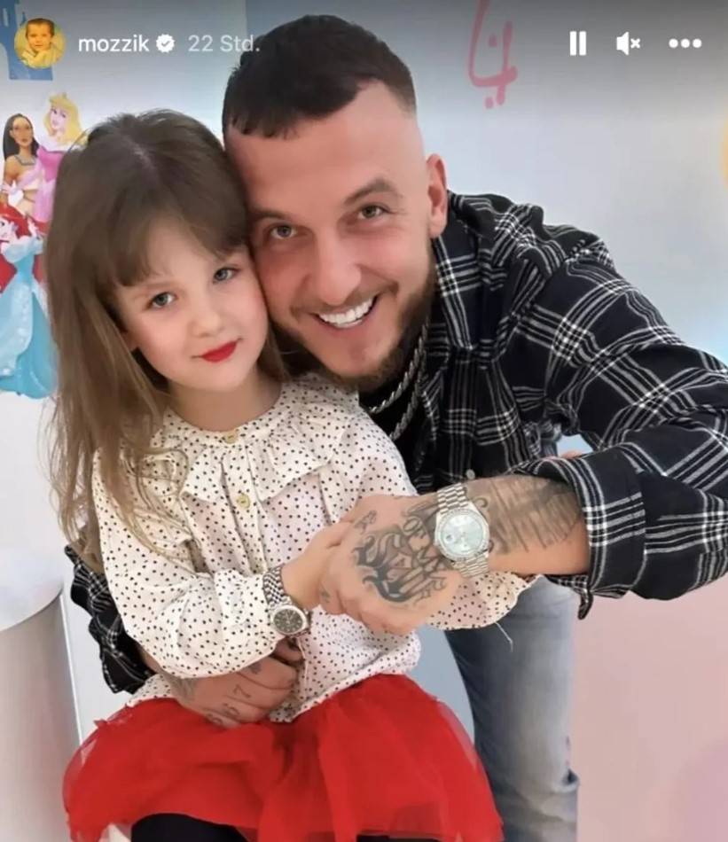 Papa Mozzik mit seiner Tochter Hana, die eine Mini-Rolex zum Geburtstag bekommen hat.