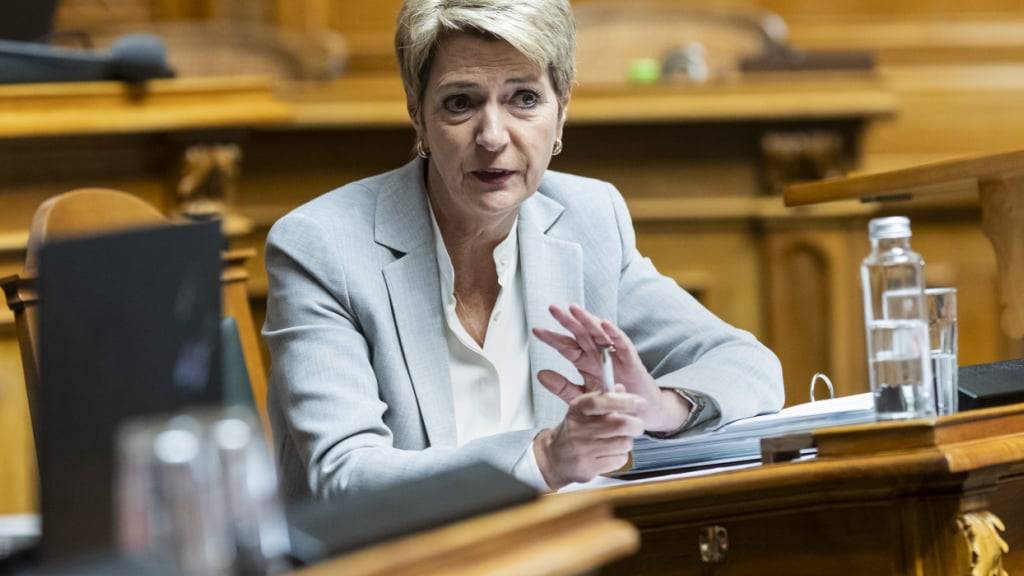 Bundespräsidentin Karin Keller-Sutter hört im Nationalrat der Debatte über die Einführung der Individualbesteuerung zu.