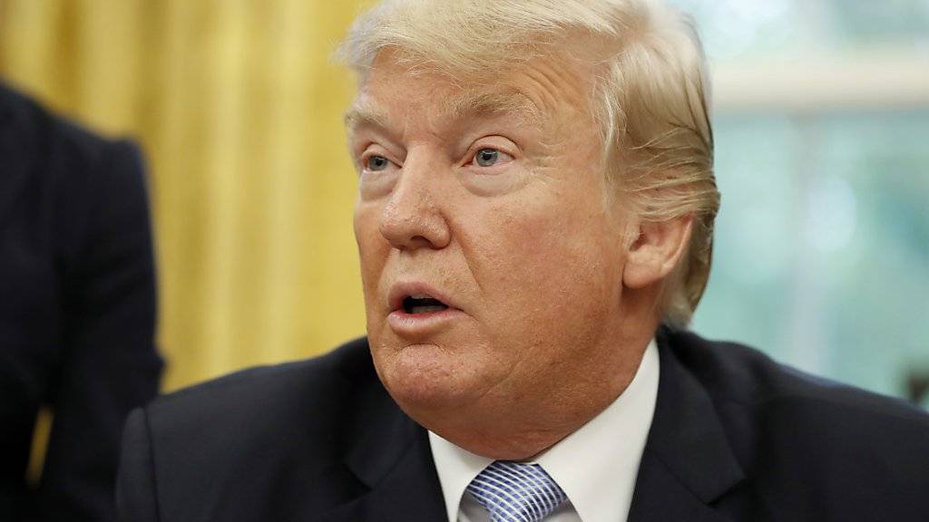 US-Präsident Donald Trump hat sich laut Medienberichten in einem Schreiben über Ex-FBI-Chef James Comey beschwert, bevor er diesen entlassen hat.