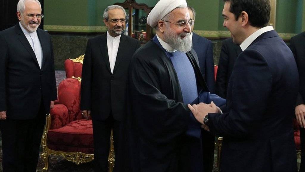 Griechenlands Regierungschef Alexis Tsipras (rechts) wird vom iranischen Präsidenten Hassan Ruhani (2. von rechts) in Teheran begrüsst.