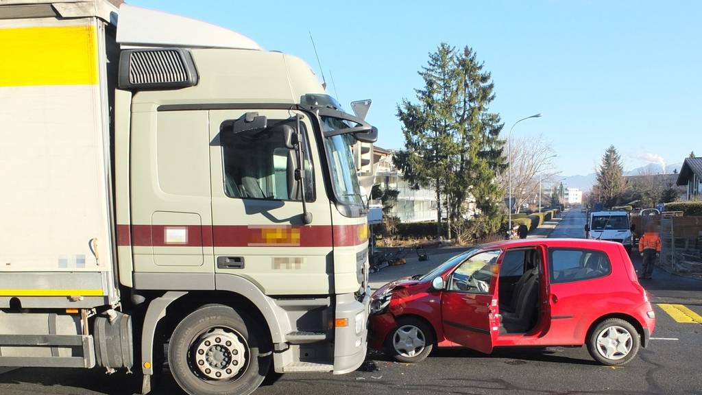 Ein Lastwagen kollidierte am Mittwoch mit einem Pkw.