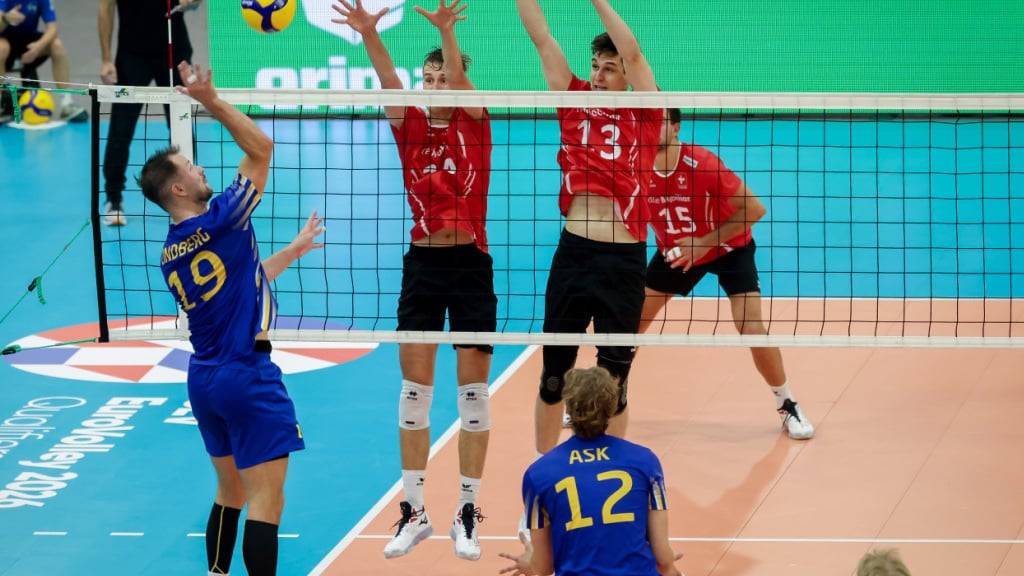 Die Schweizer Volleyballer, hier mit Fabrice Egger (links) und Simon Maag am Block, besiegen die Schweden in Winterthur