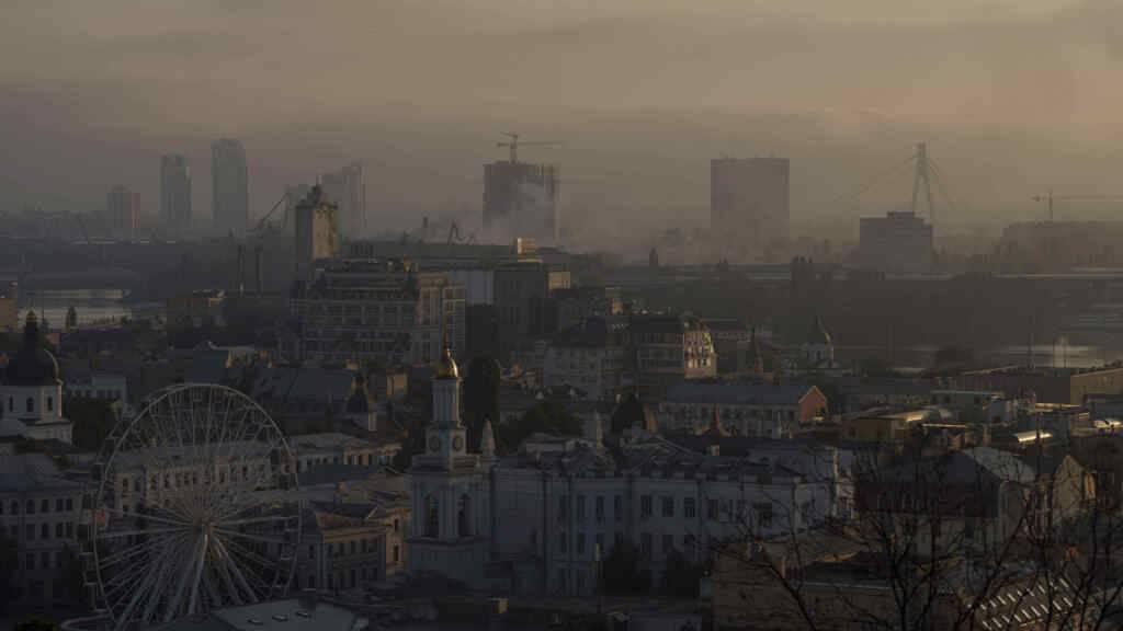 Rauch steigt nach einem russischen Angriff über der Stadt auf. Foto: Evgeniy Maloletka/AP/dpa