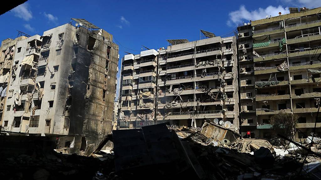 Ein Blick auf Wohnhäuser, die bei den israelischen Luftangriffen auf den südlichen Vorort von Beirut schwer beschädigt wurden. Foto: Marwan Naamani/dpa