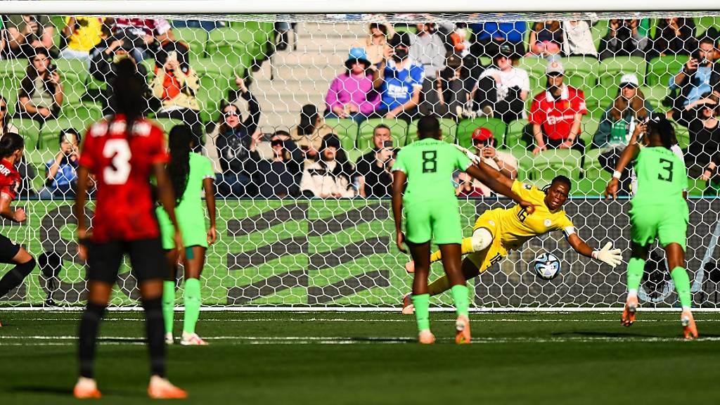Chiamaka Nnadozie hält den Penalty von Christine Sinclair