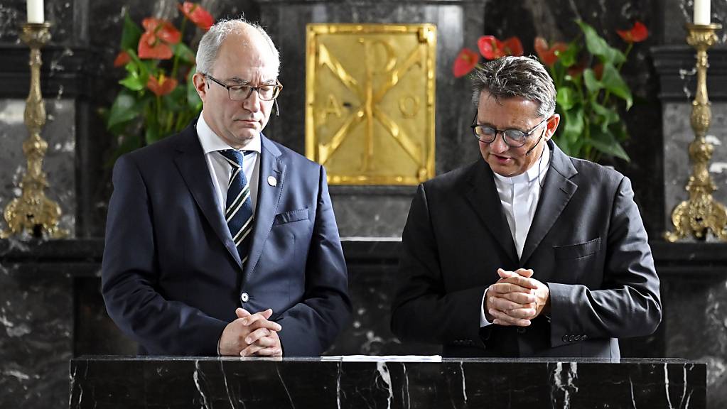 Der reformierte Pfarrer Martin Hirzel und der katholische Bischof Felix Gmür beim Gebet in der Luzerner Peterskapelle.