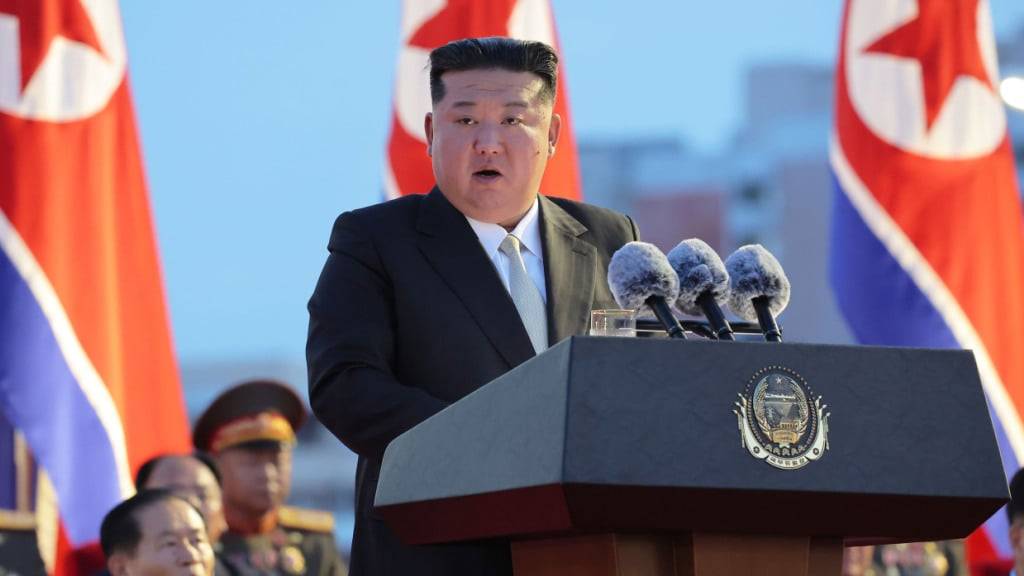 HANDOUT - Diese von der staatlichen nordkoreanischen Nachrichtenagentur KCNA am 15.08.2022 zur Verfügung gestellte Aufnahme zeigt den nordkoreanischen Machthaber Kim Jong Un bei einer Rede während einer Veranstaltung zur Feier des 80. Jahrestages des Endes der japanischen Kolonialherrschaft unterhalten. Foto: -/kcna/dpa