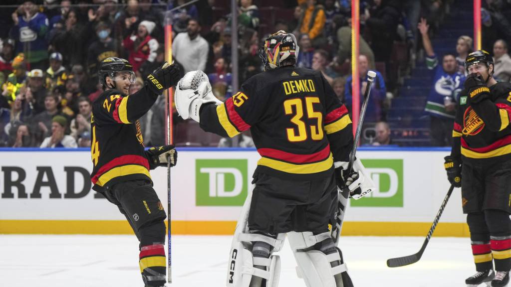 Pius Suter (links) beim Torjubel gegen sein Ex-Team Chicago Blackhawks