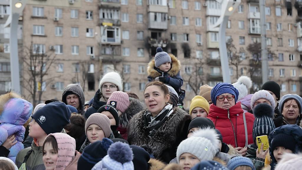 Einheimische versammeln sich im ukrainischen Mariupol zum orthodoxen Weihnachts- und Neujahrsfest.