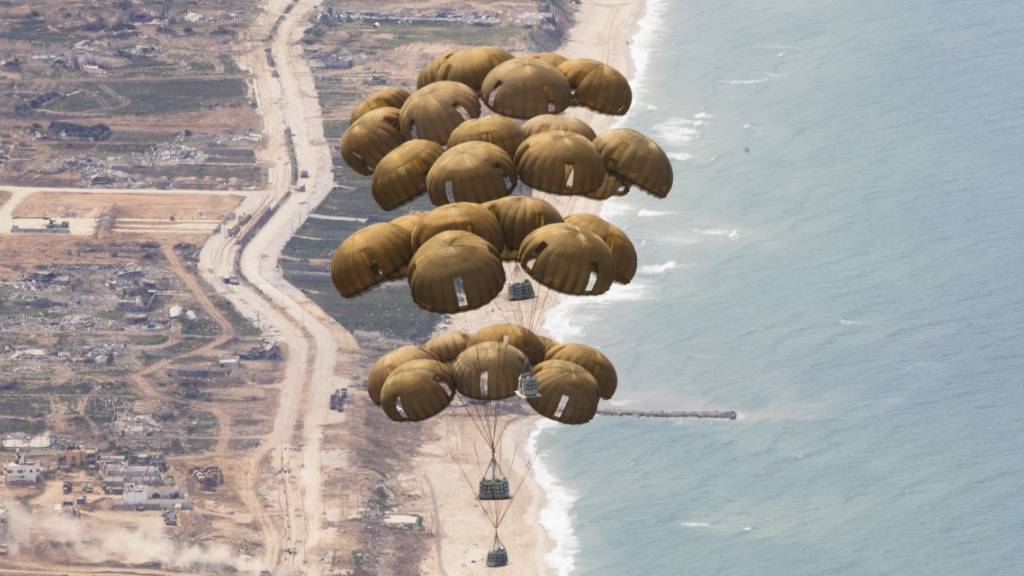ARCHIV - Ein C-130 Hercules Transportflugzeug der Bi-Nationalen Staffel «Rhein» der deutschen Luftwaffe wirft mehr als vier Tonnen Nahrung auf vier Paletten an Fallschirmen über dem Gazastreifen ab. Foto: Sherifa Kästner/Bundeswehr/dpa
