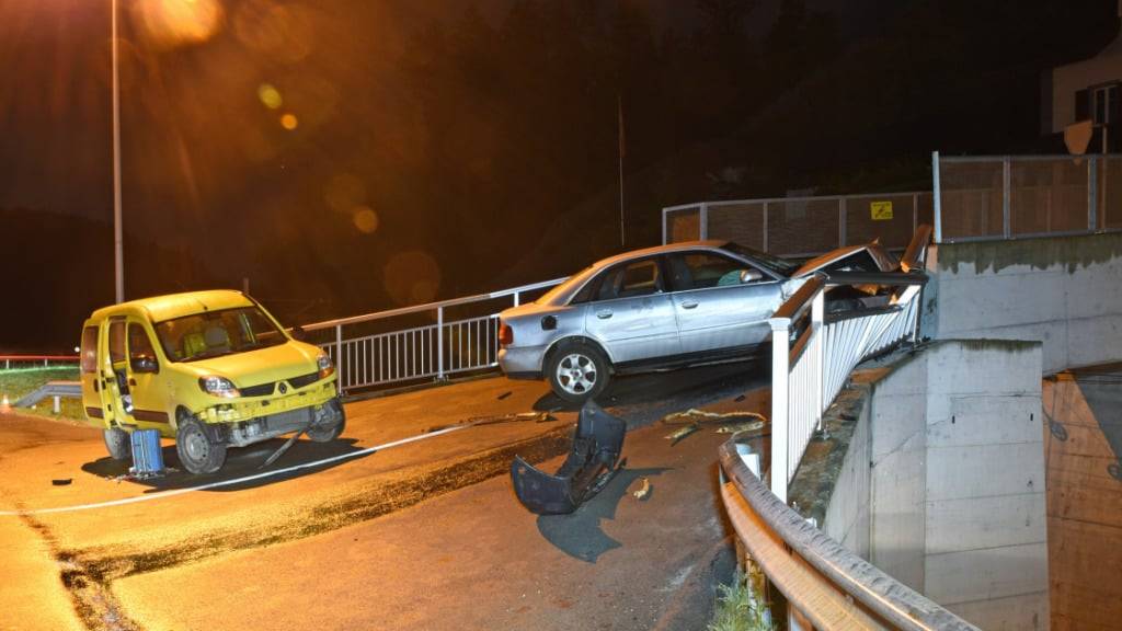 Die zwei gestohlenen Autos bauten bei einer Brücke den ersten Unfall