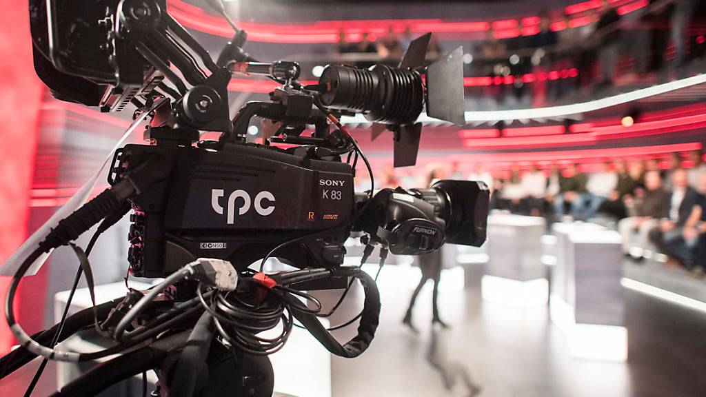 Eine Kamera im Studio 8 des Schweizer Fernsehens SRF vor der Aufzeichnung der Sendung «Arena». (Archivbild)