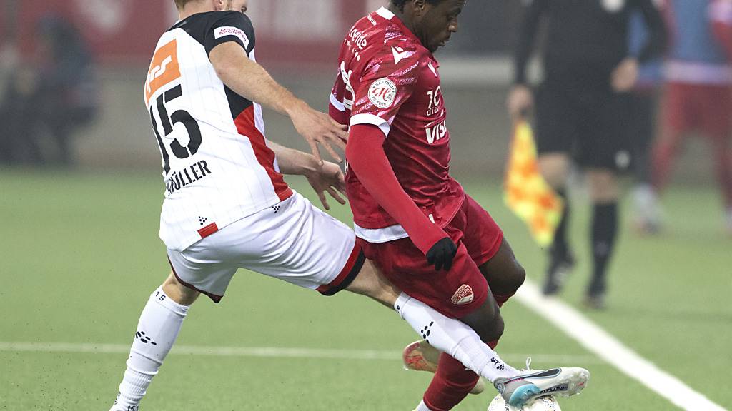 Der Aarauer Serge Müller trennt Thuns Stürmer Declan Frith vom Ball