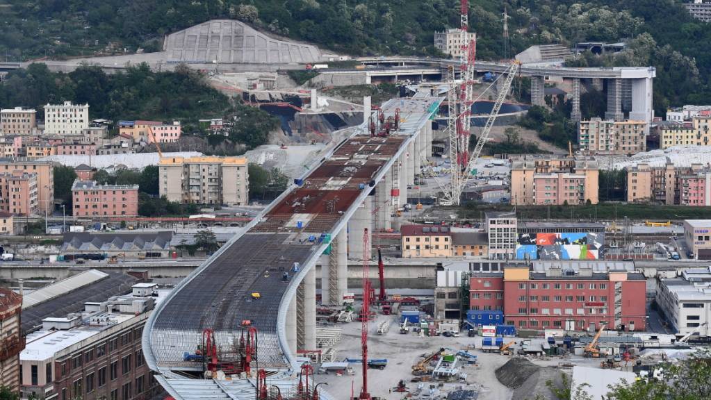 Beim Bau der neuen Brücke von Genua ist ein Meilenstein erreicht. Die Struktur der Autobahnbrücke, die den West- und Ostteil der italienischen Stadt verbindet und 2018 eingestürzt war, ist fertig.