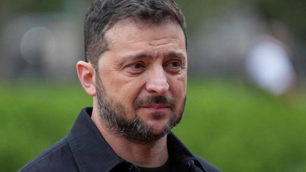 Der ukrainische Präsident Wolodymyr Selenskyj spricht im Lafayette Park nach einem Treffen mit US-Präsident Trump und europäischen Staats- und Regierungschefs. Foto: Jacquelyn Martin/AP/dpa