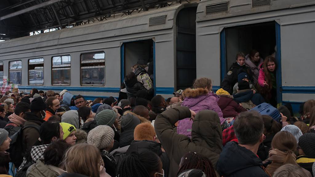 In Medyka-Schehyni mussten die Menschen auf der ukrainischen Seite bis zu 30 Stunden auf die Abfertigung warten.
