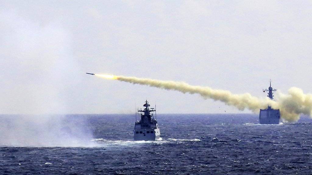 Eine Rakete wird von einem chinesischen Marineschiff im Ostchinesischen Meer abgeschossen.