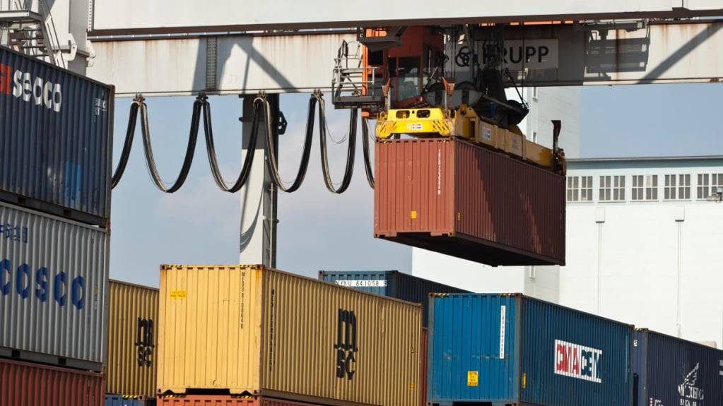 Die Ökonomen der Grossbank UBS haben ihre Konjunkturprognosen für die Schweiz korrigiert. Sie senkten die BIP-Wachstumsprognose für 2026 leicht. Die Erwartungen zum laufenden Jahr haben sie dagegen nicht angetastet. (Archivbild)
