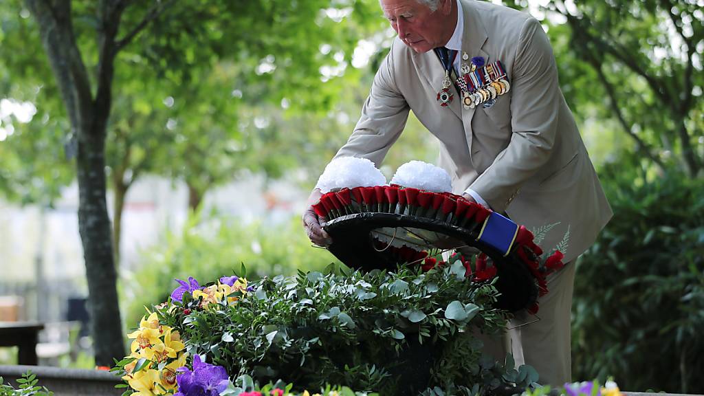 Prinz Charles, Prinz von Wales, legt anlässlich des Tages der Kapitulation Japans im Zweiten Weltkrieg am National Memorial Arboretum in der Stadt Alrewas einen Kranz nieder. Foto: Molly Darlington/PA Wire/dpa