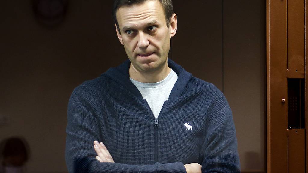 ARCHIV - Der russische Oppositionspolitiker Alexej Nawalny während einer Anhörung. Russland hat die angekündigten neuen Sanktionen des Westens im Fall des vergifteten Kremlgegners als wirkungslos bezeichnet. Foto: -/Babuskinsky District Court/AP/dpa - ACHTUNG: Nur zur redaktionellen Verwendung im Zusammenhang mit der aktuellen Berichterstattung und nur mit vollständiger Nennung des vorstehenden Credits