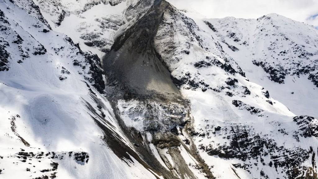Das Kleine Nesthorn fällt seit mehreren Tagen auf den Birchgletscher herunter. Das Schuttgewicht drückt den Gletscher nach vorn. Er droht abzubrechen und ins Lötschental zu stürzen. (Archivbild)