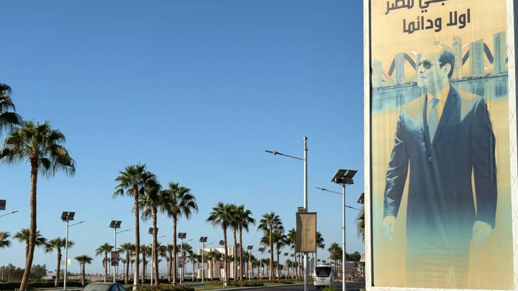 ARCHIV - Ein Fahrzeug fährt vor einer Werbetafel mit dem ägyptischen Präsidenten Abdel Fattah el-Sissi in Scharm el Scheich vorbei. Foto: Uncredited/AP/dpa