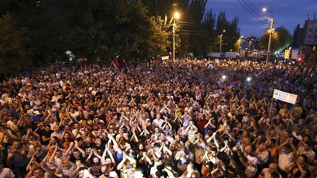 Hunderte Menschen protestierten auf den Strassen Eriwans gegen die Regierung, forderten aber auch ein friedliches Ende der Geiselnahme in einer Polizeistation.