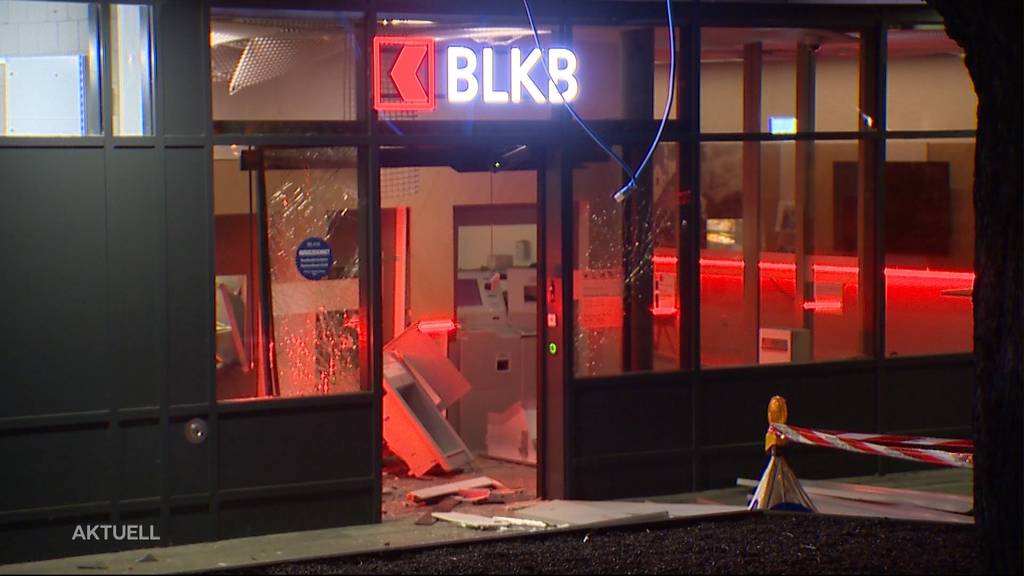 Oberwil: Unbekannte sprengen zwei Bankomaten