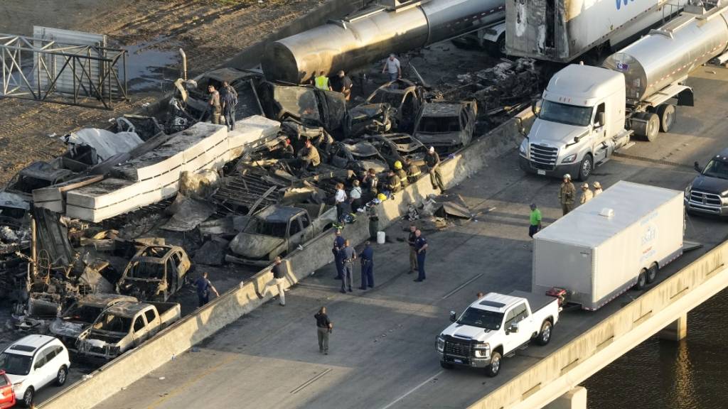 Hilfskräfte sind auf der Schnellstraße bei Manchac im US-Bundesstaat Louisiana im Einsatz - bei der Massenkarambolage kamen mindestens sieben Menschen ums Leben. Foto: Gerald Herbert/AP/dpa