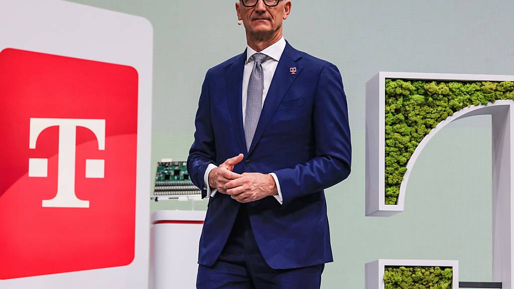 Die Deutsche Telekom - im Bild der Vorstandsvorsitzende Timotheus Höttges - hat  über 300'000 neue Mobilfunkkunden gewonnen. (Archivbild)