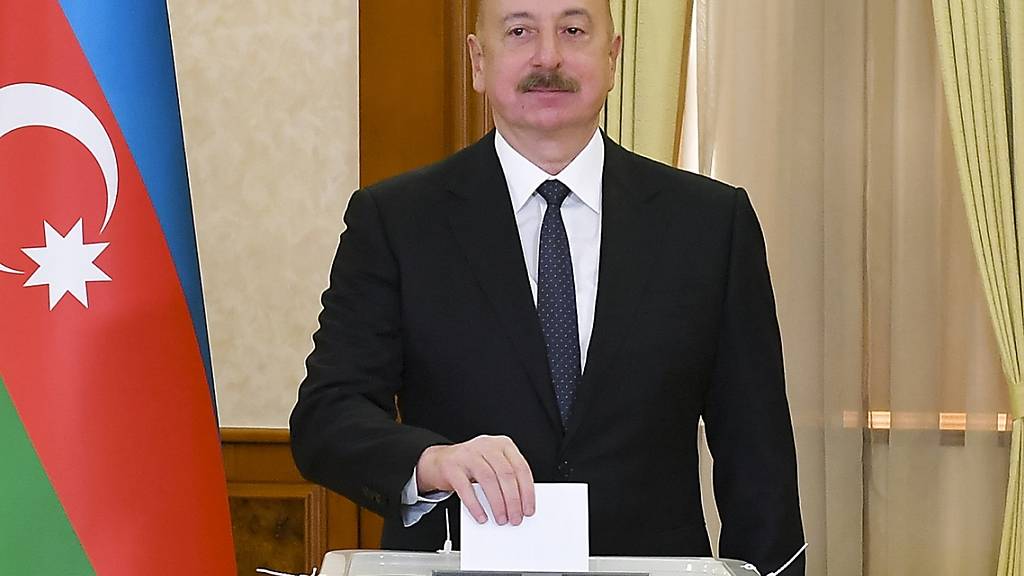 Der aserbaidschanische Präsident Ilham Aliyev gibt seine Stimme während der Präsidentschaftswahlen in einem Wahllokal ab. Foto: Vugar Amrullaev/Azerbaijan State News Agency AZERTAC/AP/dpa