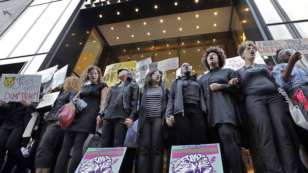 Hier demonstrieren Frauen in Manhattan, die Proteste gegen Trump haben sicher aber längst schon auf das ganze Land ausgebreitet.
