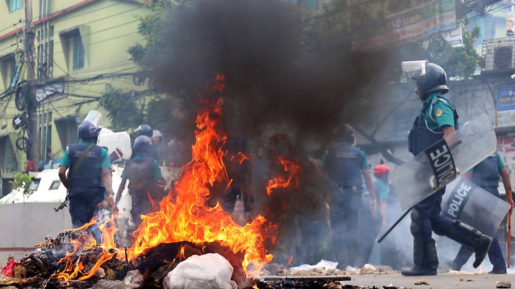 Im Rahmen ihres angekündigten Totalstreiks in ganz Bangladesch blockieren Aktivisten eine Straße. Foto: Mohammed Shajahan/ZUMA/dpa