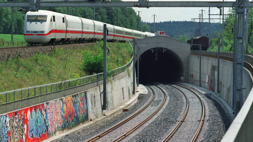 Im Murgenthal-Tunnel steckte am Dienstagmorgen ein Eurocity fest. (Archivbild)