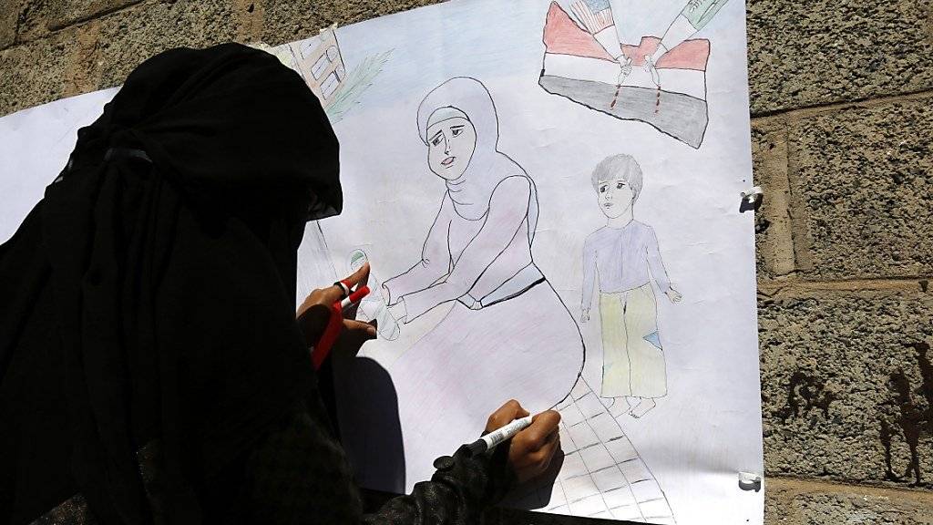 Beim UNO-Quartier in Sanaa protestieren Frauen gegen den Krieg im Jemen: Laut den Vereinten Nationen hat die Zahl der Gewalt gegen Frauen seit Beginn des Konflikts zugenommen. (Archivbild)