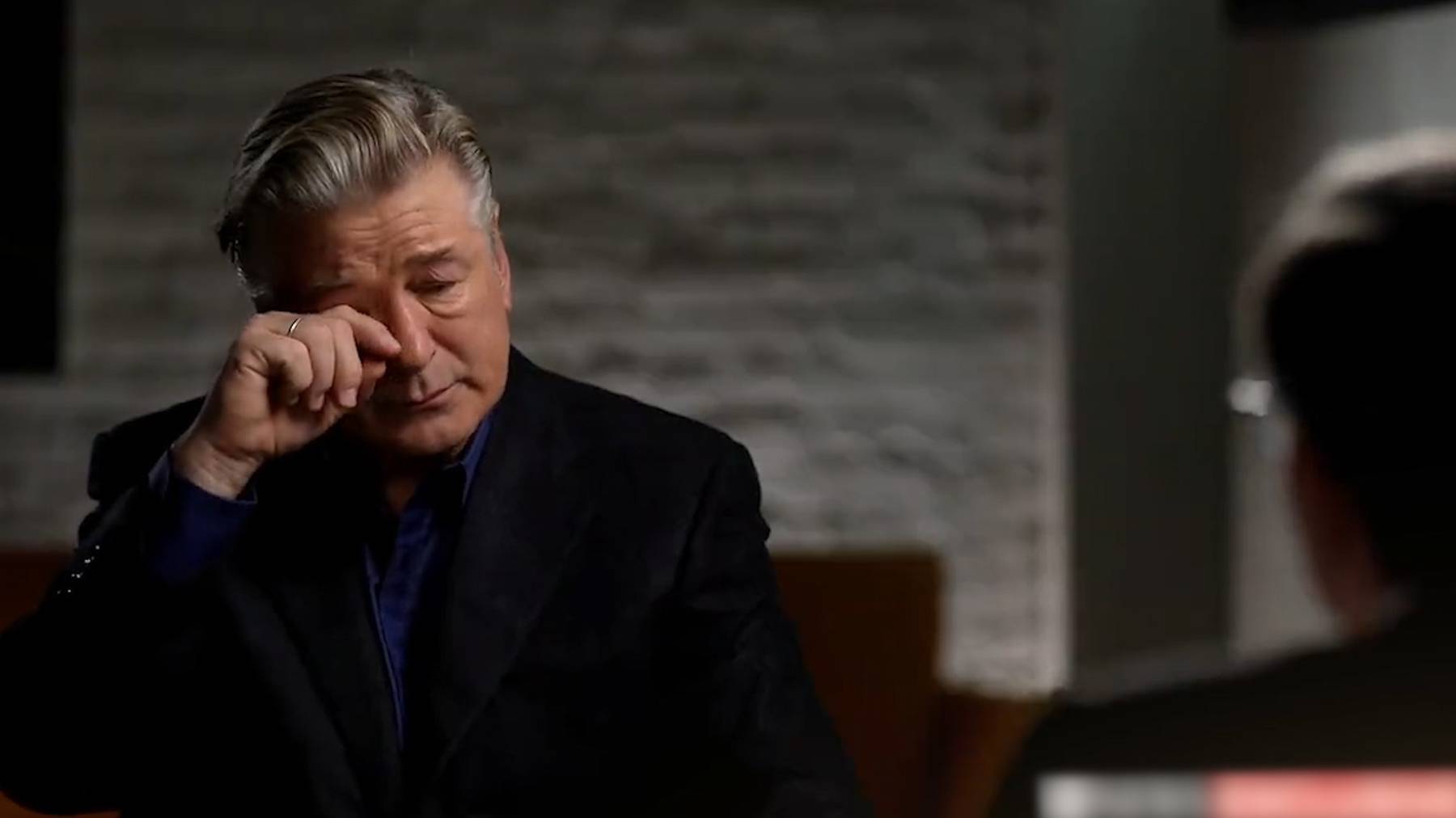 Thumb for ‹Alec Baldwin Gives Interview on Fatal Shot: 'I Didn't Pull the Trigger'›