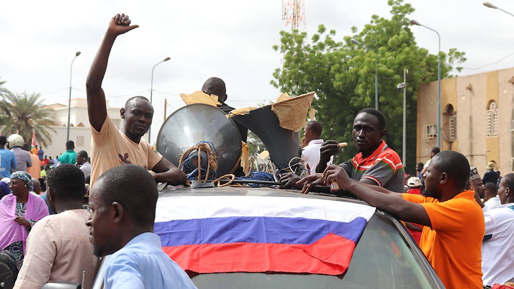 ARCHIV - Menschen demonstrieren in Nigers Hauptstadt Niamey, um ihre Unterstützung für die Putschisten zu zeigen. Foto: Djibo Issifou/dpa