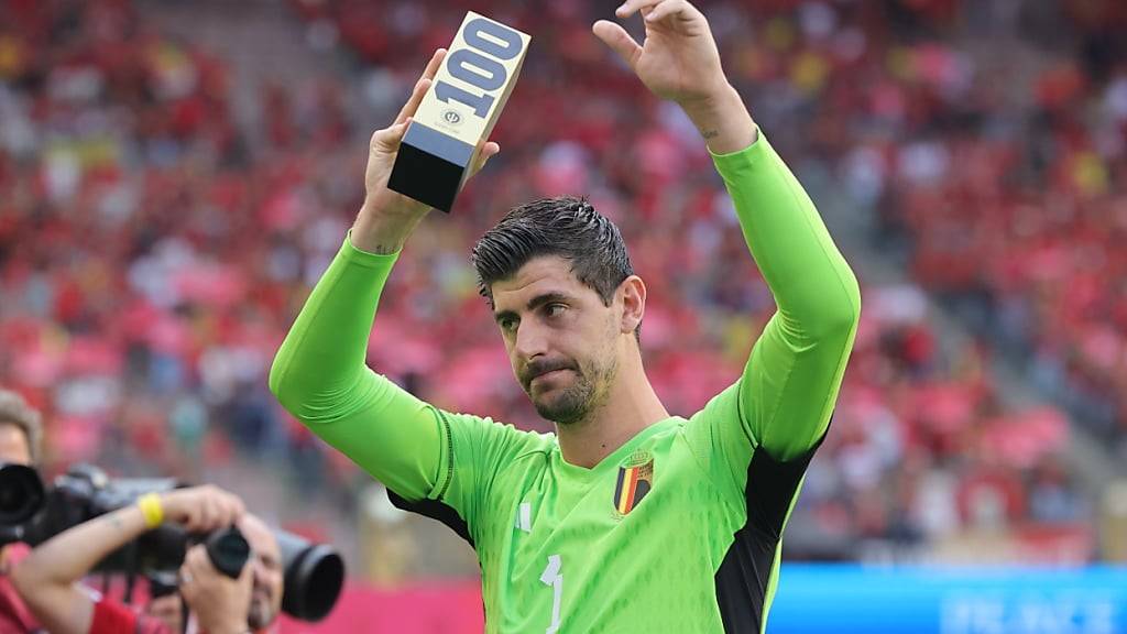 Verletzte Eitelkeit wegen fehlender Binde am Arm: Thibaut Courtois ist bei seiner Ehrung zum 100. Länderspiel-Einsatz vor einem Jahr nicht nach Lachen zumute