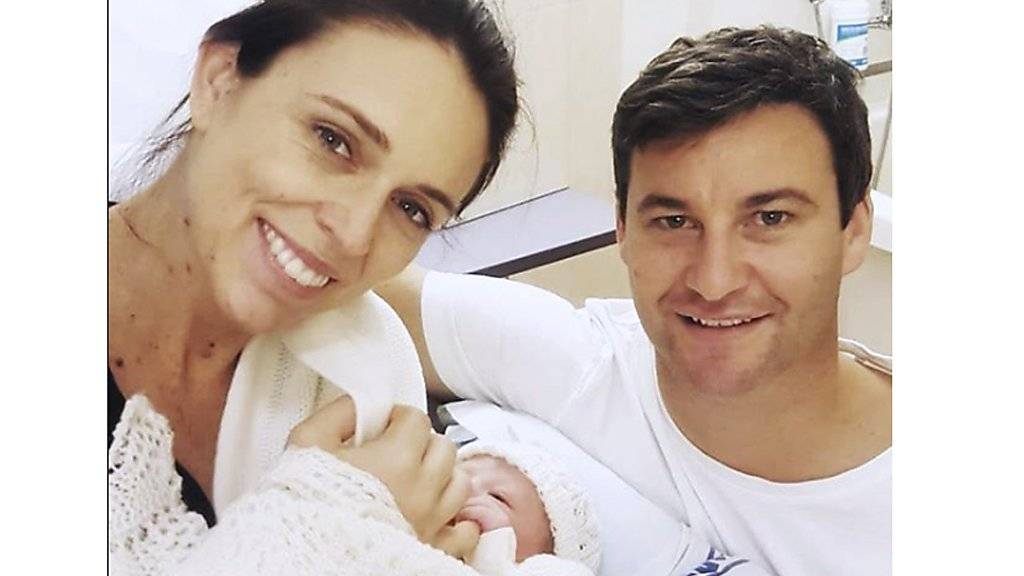 Mit diesem Photo präsentiert Neuseelands Regierungschefin ihr neugeborenes Baby.