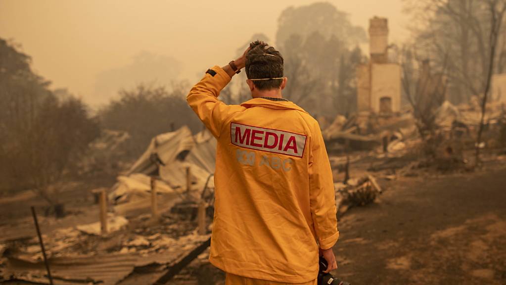 Unaufhaltsame Feuerwalze: ABC-Fotograf Matt Roberts vor den Trümmern des Hauses seiner Schwester in Quaama im australischen Bundesstaat New South Wales.