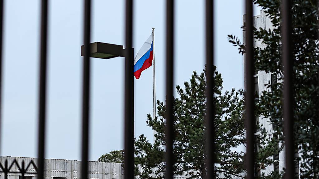 ARCHIV - Die Flagge von Russland weht vor der russischen Botschaft. Foto: Valerie Plesch/dpa
