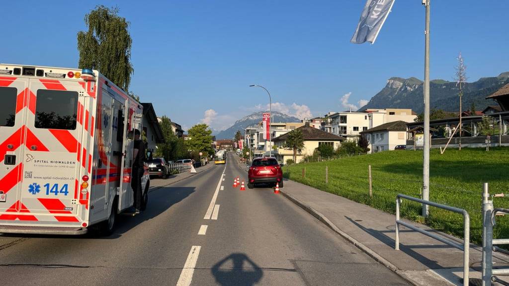 Eine Fussgängerin ist am Mittwochabend in Beckenried von einem Auto erfasst und schwer verletzt worden.