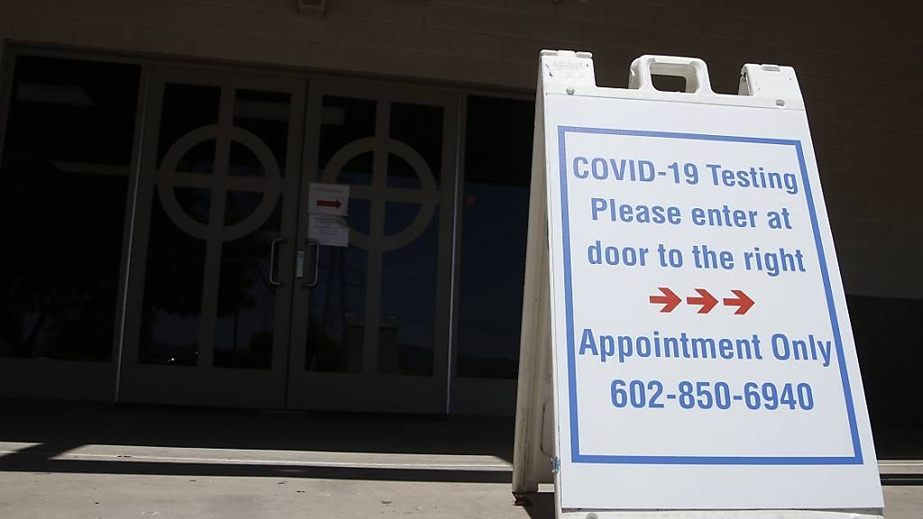 Ein Schild weist auf den Eingang zu einem Corona-Testbereich der «St. Vincent de Paul medical clinic» in Arizona hin. Die USA ist das Land mit den meisten Corona-Toten weltweit. Foto: Ross D. Franklin/AP/dpa