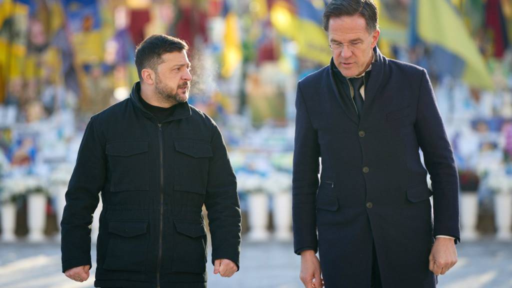dpatopbilder - HANDOUT - Auf diesem vom Pressebüro des ukrainischen Präsidenten zur Verfügung gestellten Foto nehmen der ukrainische Präsident Wolodymyr Selenskyj (l) und NATO-Generalsekretär Mark Rutte an einer Gedenkfeier am Denkmal für gefallene ukrainische Soldaten auf dem Unabhängigkeitsplatz in Kiew, Ukraine. Foto: Uncredited/Ukrainian Presidential Press Office/AP/dpa