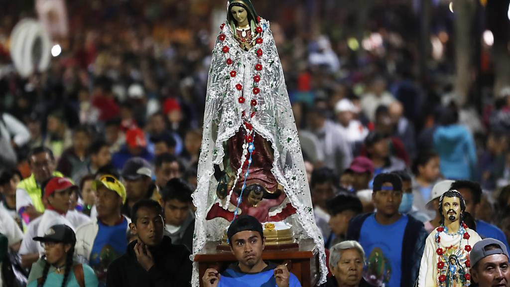 Nicht aus Fleisch und Blut - aber dennoch: die Jungfrau von Guadalupe, getragen von Pilgern in Mexiko-Stadt.