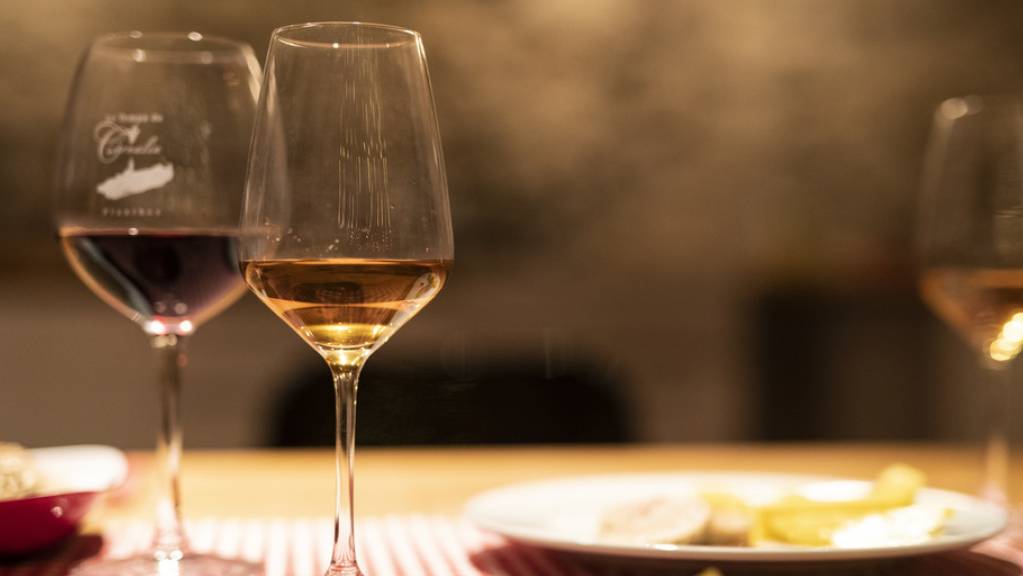 Die Corona-Pandemie hat sich auch auf den Weinkonsum ausgewirkt: Die Schweizer Bevölkerung hat 2020 viel weniger Wein getrunken.