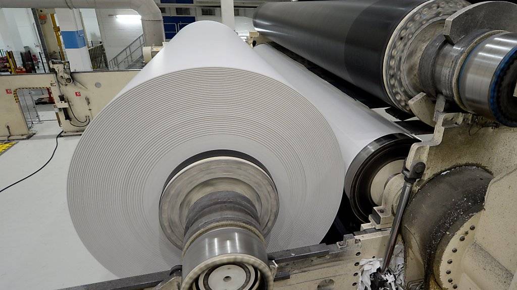 Frische Papierrollen in Perlen: Die Produktion von Zeitungspapier wird in der Papierfabrik in Perlen konzentriert. (Archiv)
